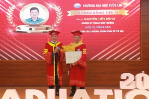 GS.TS Nguyễn Trung Việt, Hiệu trưởng Trường ĐH Thủy Lợi trao bằng tiến sĩ.