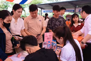 Học sinh nhập học tại Trường Cao đẳng nghề Kỹ thuật Công nghệ.