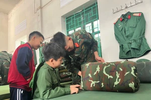 Học sinh hào hứng tham gia các hoạt động tại doanh trại quân đội.