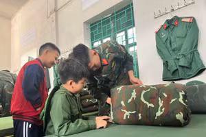 Học sinh hào hứng tham gia các hoạt động tại doanh trại quân đội.