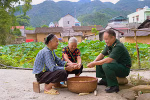 Trung tá Lương Văn Tuấn - Trợ lý Chính sách, phòng Chính trị, Ban chỉ huy Bộ đội Biên phòng tỉnh Lạng Sơn đến từng nhà vận động người dân đến lớp. Ảnh NVCC.