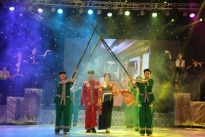Học sinh Trường Phổ thông Dân tộc Nội trú THPT Hòa Bình biểu diễn trang phục truyền thống.