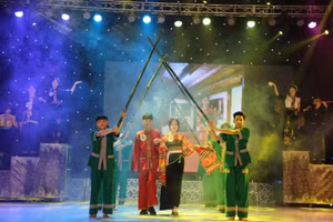 Học sinh Trường Phổ thông Dân tộc Nội trú THPT Hòa Bình biểu diễn trang phục truyền thống.