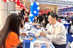 TS. Vũ Văn Ngọc - Viện trưởng Viện Đào tạo Tiên tiến, Chất lượng cao & POHE - ĐH Kinh tế quốc dân tư vấn cho thí sinh. Ảnh NC.