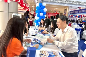 TS. Vũ Văn Ngọc - Viện trưởng Viện Đào tạo Tiên tiến, Chất lượng cao & POHE - ĐH Kinh tế quốc dân tư vấn cho thí sinh. Ảnh NC.