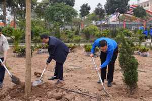 Lãnh đạo Trường CĐ Nghề Kỹ thuật Công nghệ cùng các đơn vị tổ chức trồng cây trong khuôn viên nhà trường.
