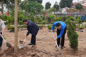 Lãnh đạo Trường CĐ Nghề Kỹ thuật Công nghệ cùng các đơn vị tổ chức trồng cây trong khuôn viên nhà trường.