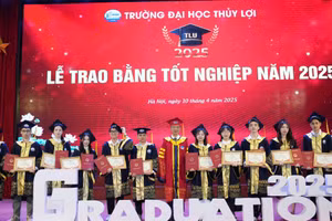 GS.TS Trịnh Minh Thụ - Hiệu trưởng Trường Đại học Thuỷ Lợi khen thưởng và trao bằng tốt nghiệp cho 13 tân kỹ sư, cử nhân xuất sắc.