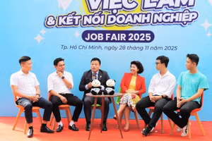 Ông Lê Thiên Huy - Hiệu trưởng Trường Cao đẳng Nghề Hoa Sen tại Job Fair 2025.