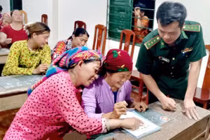 Đại uý Vù Xuân Hùng, Đội trưởng Đội vận động quần chúng, Đồn Biên phòng Tùng Vài, Ban Chỉ huy Bộ đội Biên phòng tỉnh Tuyên Quang dạy chữ cho học viên. Ảnh NVCC.