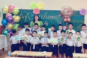 Cô Mai cùng học trò của mình.