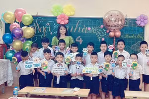 Cô Mai cùng học trò của mình.