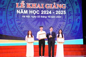 GS.TS Bùi Hữu Toàn – Chủ tịch Hội đồng Học viện Ngân hàng trao học bổng cho các tân thủ khoa đầu vào.