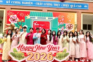 Cô Ngô Hồng Giang - cùng học trò trước giờ tham gia hoạt động trải nghiệm gói bánh chưng. Ảnh NC.