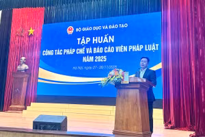 Thứ trưởng Bộ GD&ĐT Lê Quân phát biểu khai mạc. 