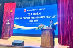 Thứ trưởng Bộ GD&ĐT Lê Quân phát biểu khai mạc. 