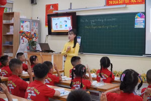 Một tiết học của cô Nguyễn Thị Nga, giáo viên Trường Tiểu học Tây Tựu A cùng học trò lớp 1A3. Ảnh Liêm Anh.