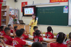 Một tiết học của cô Nguyễn Thị Nga, giáo viên Trường Tiểu học Tây Tựu A cùng học trò lớp 1A3. Ảnh Liêm Anh.