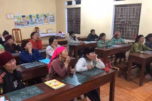 Lớp học xoá mù chữ.