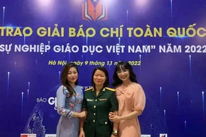 Trung tá Đặng Thu Hà (ở giữa) báo Quân đội Nhân dân. Ảnh NVCC