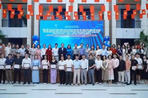 65 học viên được trao Giấy chứng nhận hoàn thành khóa đào tạo.