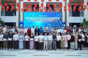 65 học viên được trao Giấy chứng nhận hoàn thành khóa đào tạo.