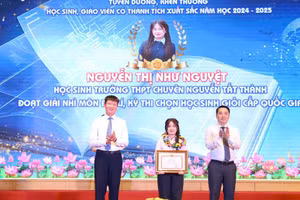 Hiện Nguyễn Thị Như Nguyệt, nữ sinh Trường ĐH Sư phạm Hà Nội.