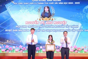 Hiện Nguyễn Thị Như Nguyệt, nữ sinh Trường ĐH Sư phạm Hà Nội.