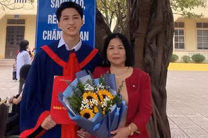 Nguyễn Quý Việt Anh cùng mẹ của mình.