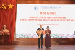 PGS.TS Tô Văn Hoà nhận quyết định Quyền Hiệu trưởng Trường ĐH Luật Hà Nội nhiệm kỳ 2020-2025.