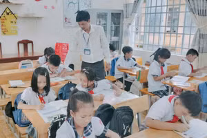 Một tiết học của thầy Vệ và học trò. Ảnh NVCC.