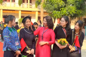 Cô Vương Xuân Thuận, Hiệu trưởng Trường THPT Dân tộc Nội trú tỉnh Lạng Sơn.