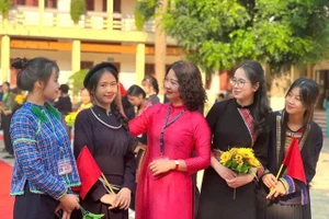 Cô Vương Xuân Thuận, Hiệu trưởng Trường THPT Dân tộc Nội trú tỉnh Lạng Sơn.