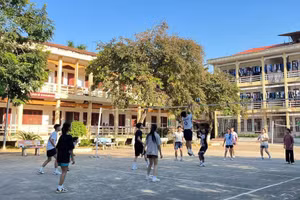 Sau mỗi giờ ôn thi căng thẳng, học sinh Trường THPT DTNT tỉnh Lạng Sơn lại chơi thể thao.