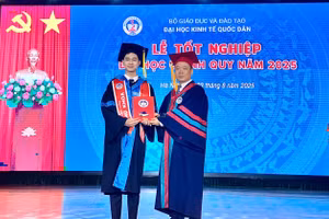 PGS.TS Bùi Huy Nhượng, Giám đốc ĐH Kinh tế Quốc dân trao bằng tốt nghiệp cho tân cử nhân. Ảnh NC.