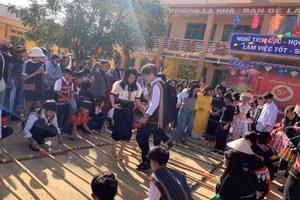 Cô Thanh cùng học trò tham gia hoạt động văn hoá. Ảnh NVCC.