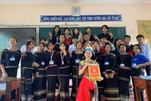 Cô Trà Hương cùng học trò của mình.