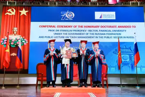 Lãnh đạo Đại học KTQD trao bằng Tiến sĩ Danh dự cho GS.TS Stanislav Evgenievich Prokofiev – Hiệu trưởng Trường Đại học Tài chính trực thuộc Chính phủ Liên Bang Nga.