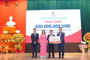 Các doanh nghiệp tài trợ học bổng cho Trường Vật liệu.