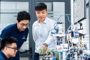 Sinh viên ĐH Phenikaa trong phòng thí nghiệm.