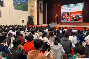 Trường PTDTNT THPT tỉnh Điện Biên tổ chức tuyên truyền công tác phòng, chống tác hại của thuốc lá. Ảnh NTCC.