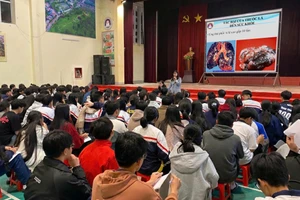 Trường PTDTNT THPT tỉnh Điện Biên tổ chức tuyên truyền công tác phòng, chống tác hại của thuốc lá. Ảnh NTCC.