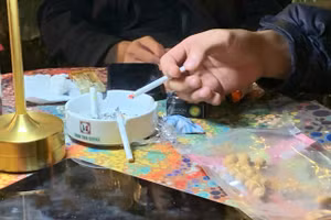 Tại các quán cà phê không hiếm hình ảnh thanh niên sử dụng thuốc lá. Ảnh Quỳnh Chi