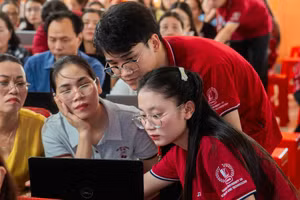 150 giáo viên mầm non, tiểu học và trung học cơ sở trên địa bàn xã Bích Hào, tỉnh Nghệ An tham gia tập huấn.