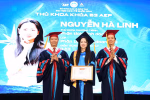 Hà Linh được trao giấy khen cho thủ khoa xuất sắc.