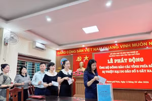 Cán bộ, giáo viên Trường THPT DTNT tỉnh Nghệ An ủng hộ đồng bào các tỉnh phía Bắc bị thiệt hại do bão số 3 gây ra. Ảnh NTCC.