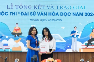 PGS.TS Phạm Thanh Huyền - Trưởng ban Công tác sinh viên, ĐH Bách khoa Hà Nội trao quà cho sinh viên đạt giải.