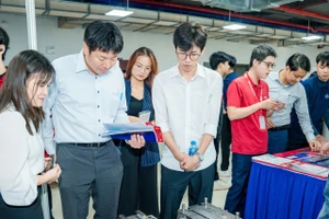 Ban giám khảo đang chấm sản phẩm của các đội thi.