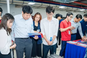 Ban giám khảo đang chấm sản phẩm của các đội thi.