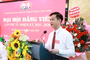 Ông Đặng An Bình, Bí thư Đảng ủy, Hiệu trưởng Trường Cao đẳng Nghề Kỹ thuật Công nghệ phát biểu.